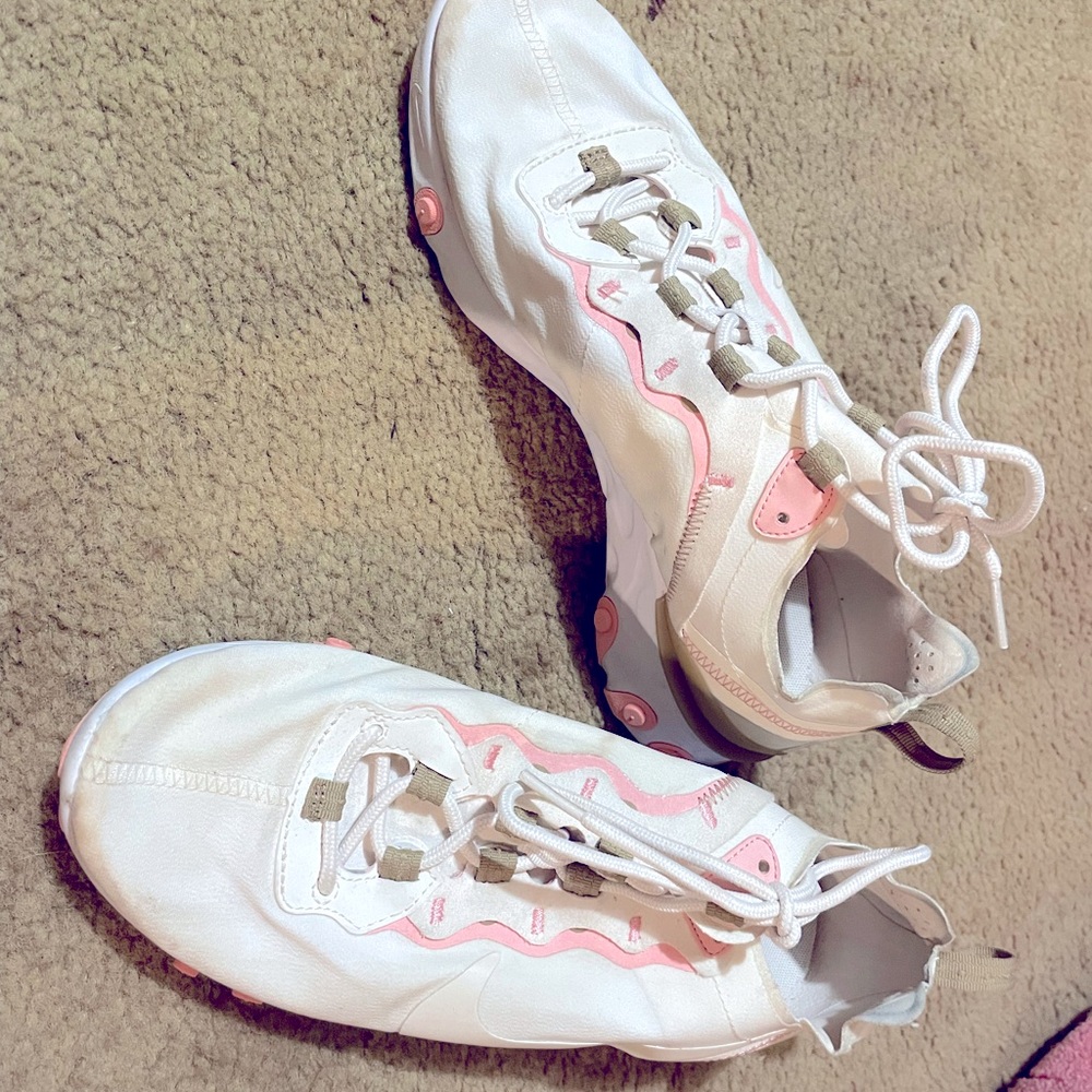 Woman’s Nike tennis shoes